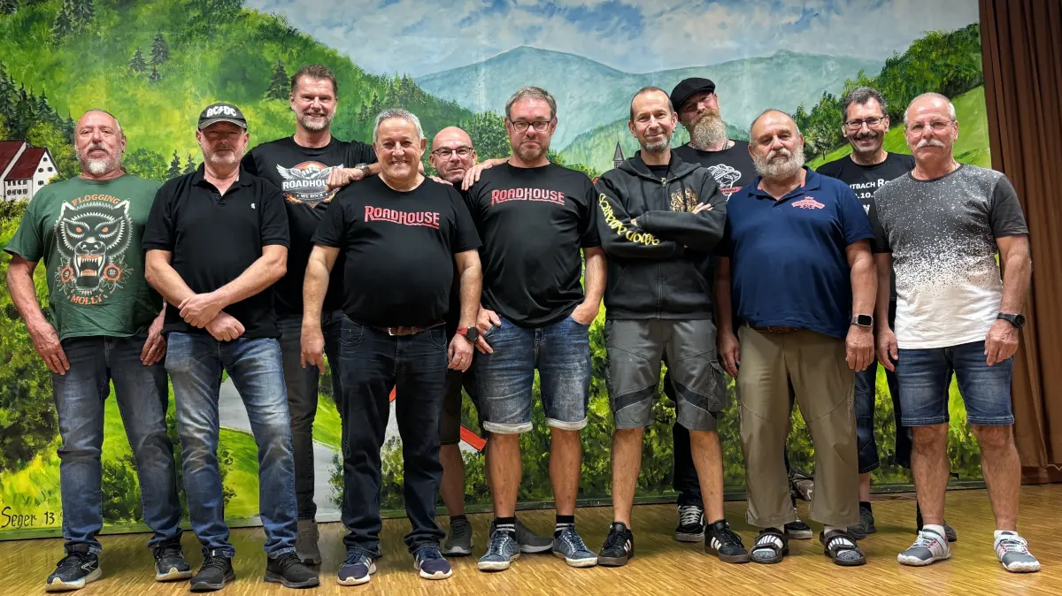 Die teilnehmenden Musiker und rechts Thomas Jost, Bernd Strittmatter und Klaus Denner vom Gesangverein Raittach.