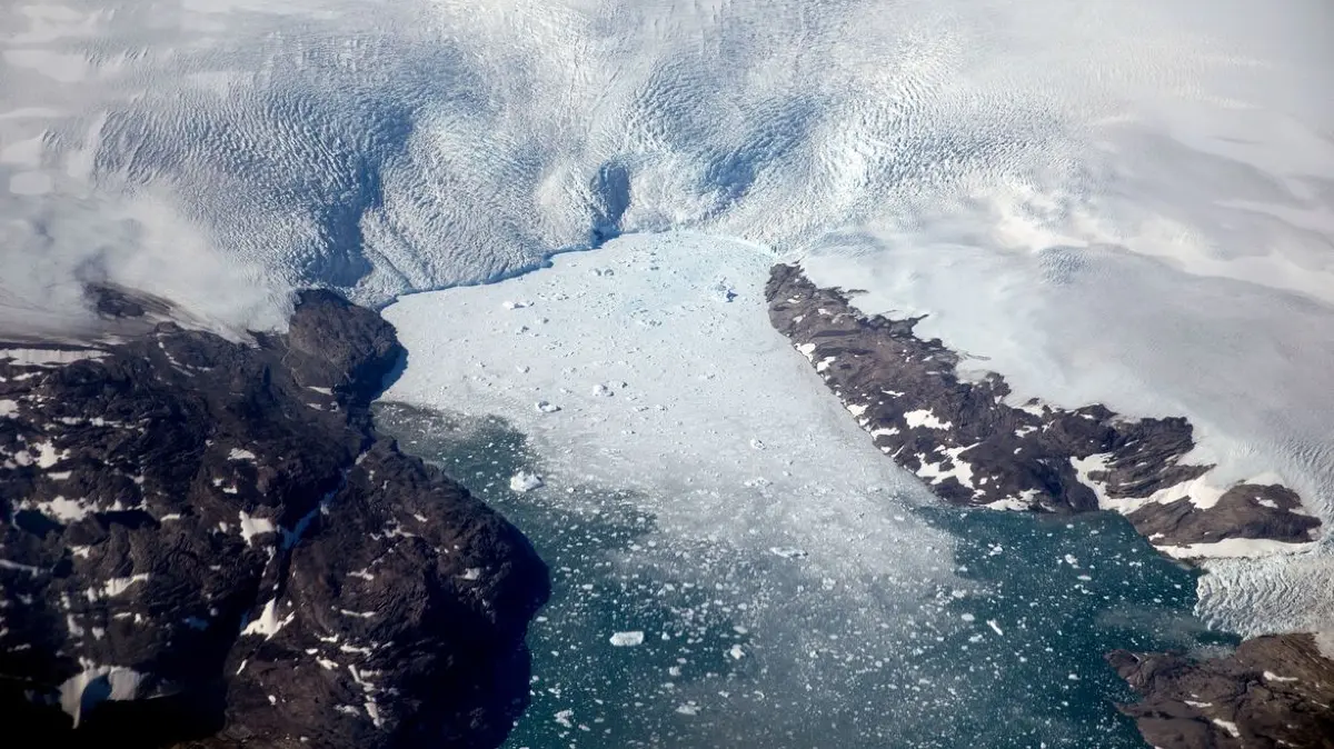 Eisberge brechen von einem Gletscher in einen Fjord in Grönland.