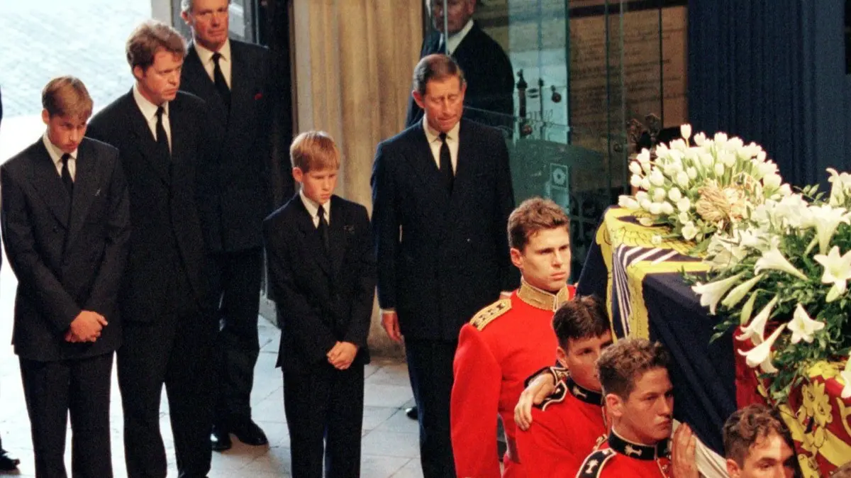 Biografie über Prinzessin Diana: ARCHIV - 06.09.1997, Großbritannien, London: Prinz William (l-r), Dianas Bruder Charles Spencer, Prinz Harry und Prinz Charles stehen hinter dem Sarg von Prinzessin Diana auf dem Weg zur Trauerfeier in der Londoner Westminster Abtei. Am 31. August 1997, starb Prinzessin Diana mit nur 36 Jahren in Paris bei einem Autounfall. Ein Vierteljahrhundert nach ihrem tragischen Unfalltod ringen ihre Söhne William und Harry darum, wer als Hüter ihres Vermächtnisses gilt. (zu dpa: «Dianas Tod: Schwere Vorwürfe in neuem Buch gegen Charles») Foto: --/epa/dpa +++ dpa-Bildfunk +++
