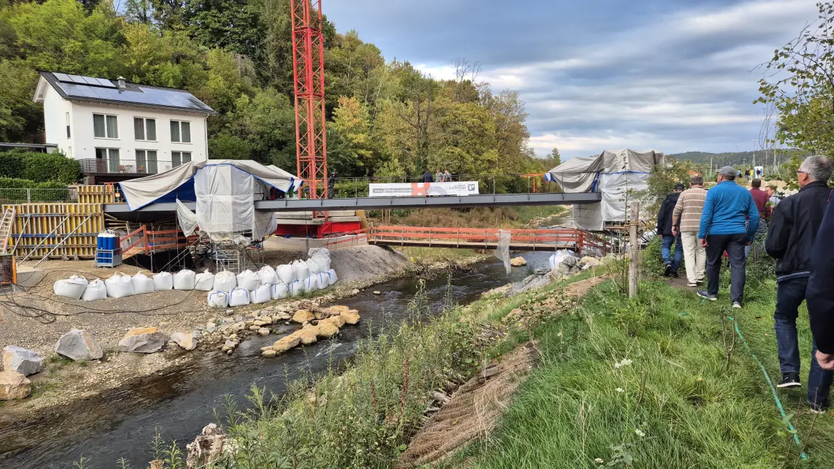 Hier in Richtung Bahnhof ist eine der neuen Brücken über den Neckar schon eingehoben worden.