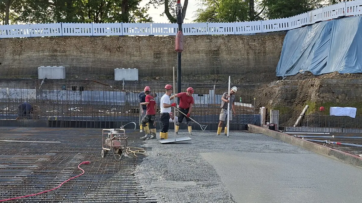 Stück für Stück wächst das neue Wasserwerk Keckquelle bei Deißlingen. Ein weiterer Meilenstein wurde mit der Betonierung der Bodenplatte erreicht.