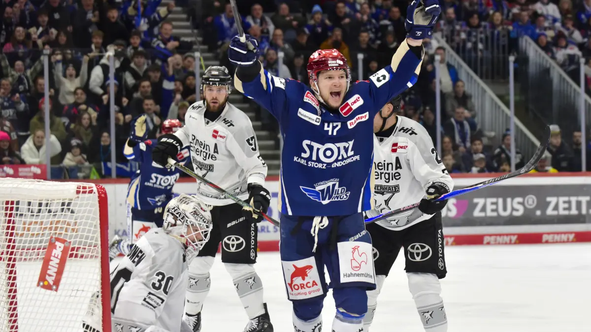 Schwenninger Wild Wings (blau) - Köln (weiss), Jubel 1:2 Wild Wings vorne Alexander Karachun (47) Sturm SERC Wild Wings