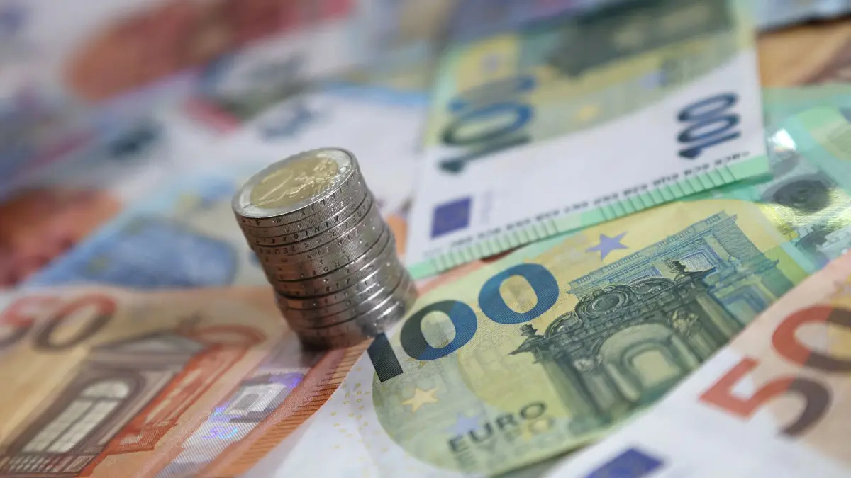 Kommunen im Sparzwang: ILLUSTRATION - 15.05.2024, Bayern, Kaufbeuren: Ein Stapel mit Zwei-Euro-Münzen steht auf verschiedenen Euro-Banknoten. (zu dpa: «Wenn das Geld ausgeht - Kommunen ohne Haushalt») Foto: Karl-Josef Hildenbrand/dpa +++ dpa-Bildfunk +++