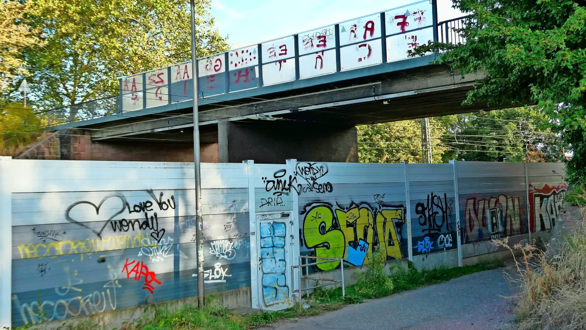 Die Bahnbrücke im Westen der Stadt ist seit Mitte Juli für alle Verkehrsteilnehmer gesperrt.