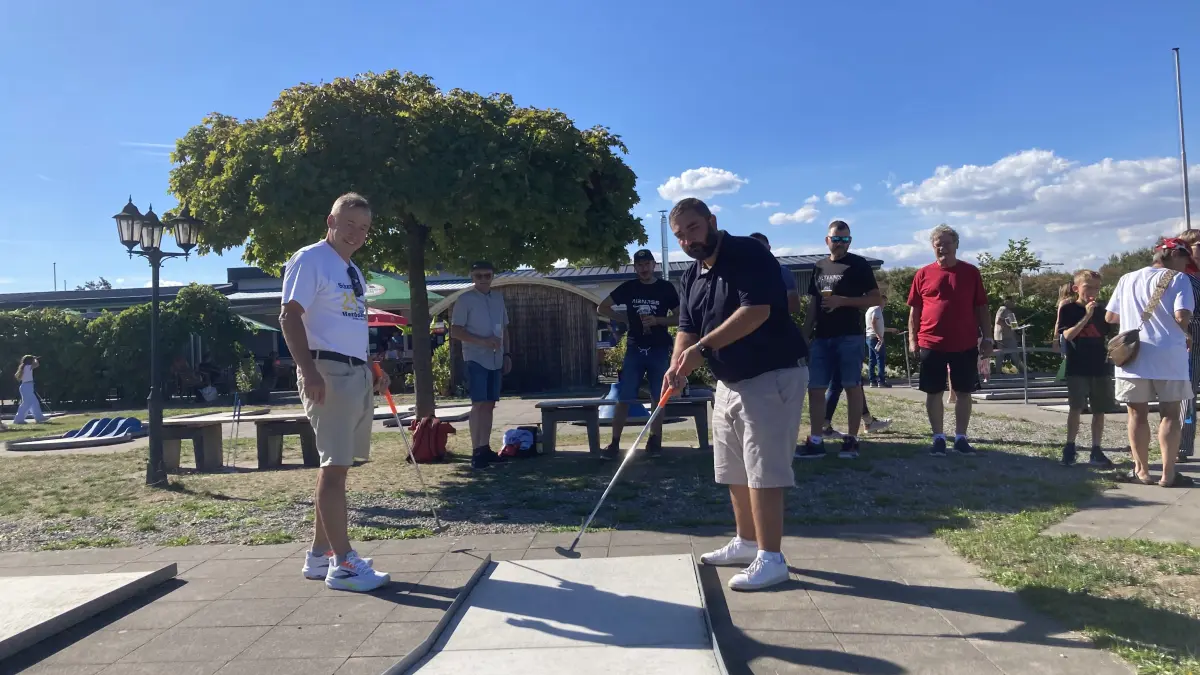 Marc Abbruciati (rechts), Bürgermeister von Herbsheim, spielte beim deutsch-französischen Austausch in Schuttern mit Ortsvorsteher Jürgen Silberer und weiteren Teilnehmern Minigolf.