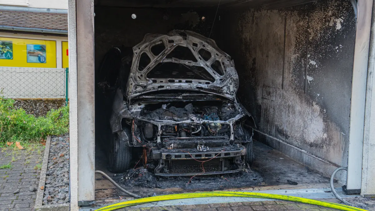 Das Feuer hinterließ ein Wrack.