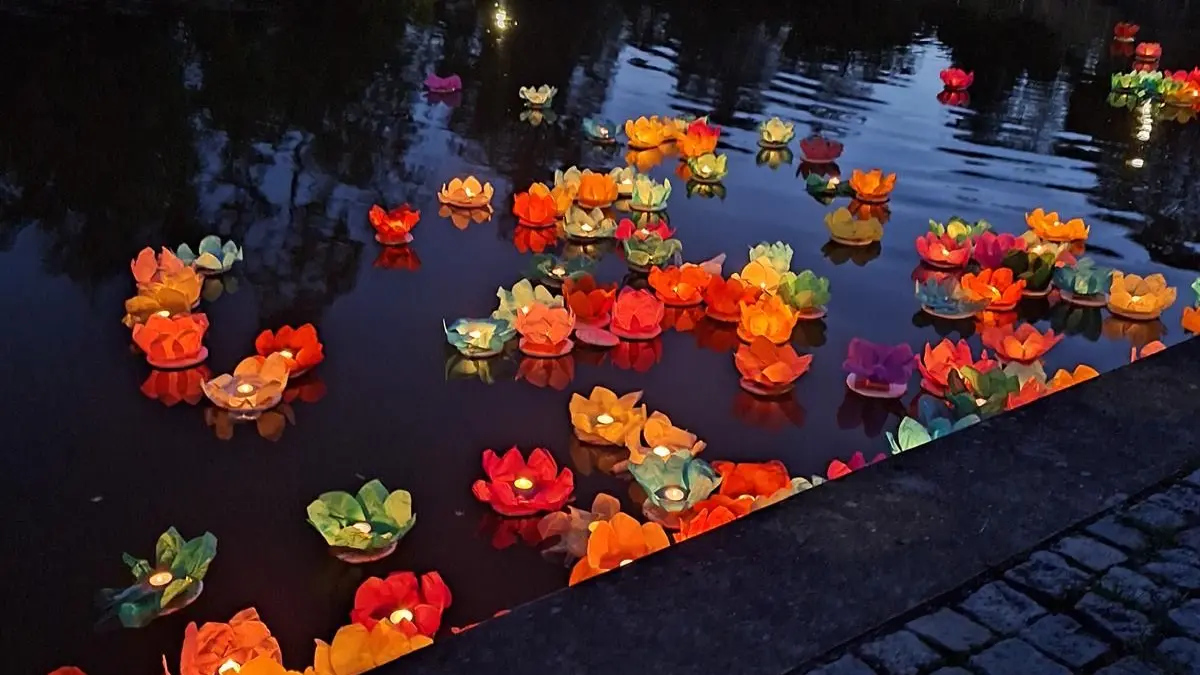 Ein Meer aus Lichtern auf dem Möglingssee. Dieser Anblick ist es, der das Finale des Festes zu Herzen gehen lässt. Doch hinter dem Event steckt noch viel mehr.
