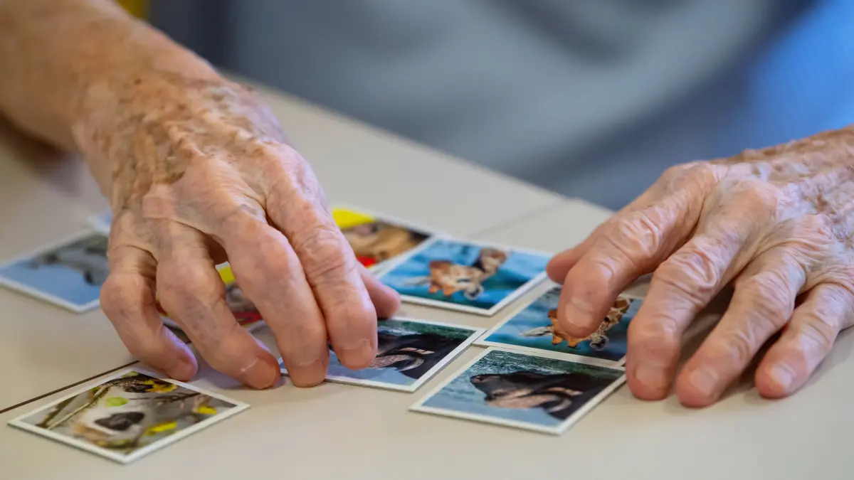 Menschen, die geistig aktiv bleiben, können die Auswirkungen von Alzheimer verringern. (Symbolfoto)