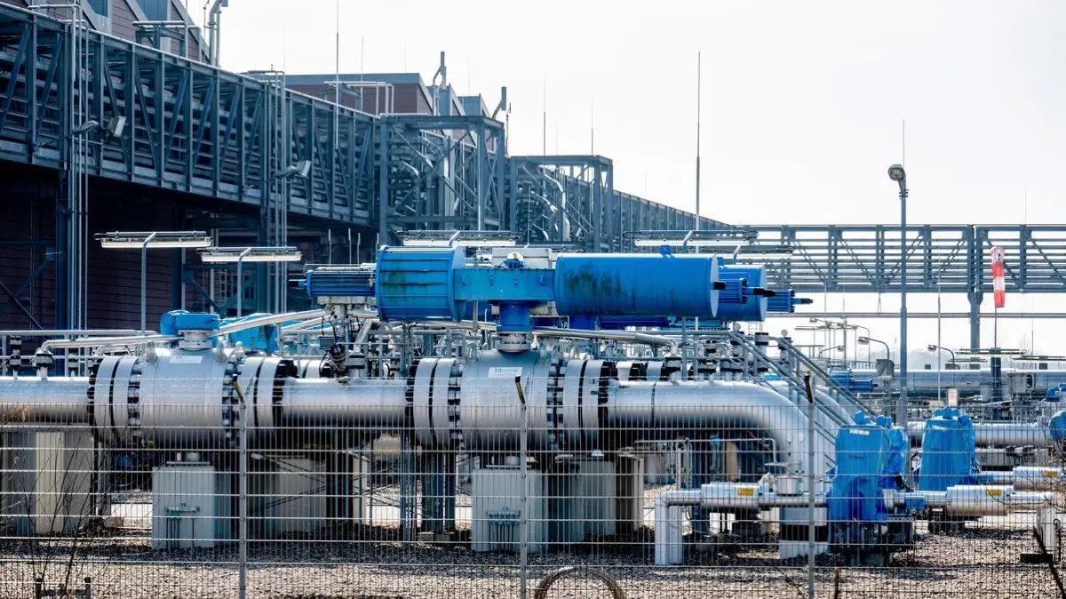 Technische Anlagen zur Speicherung von Erdgas in unterirdischen Kavernen stehen auf dem Gelände der Speicherstation Etzel ESE.