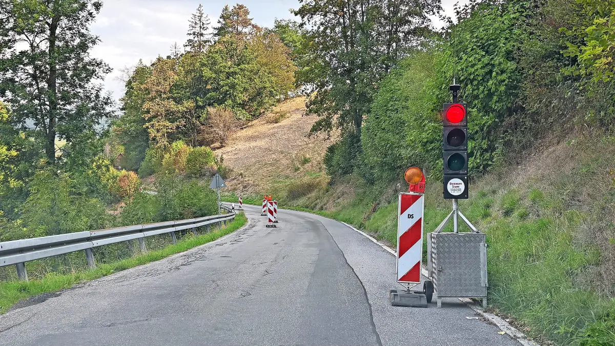 Ein Bild, das die Lauterbacher und Sulzbacher leid sind: die rote Ampel vor der Abzweigung Talweg.