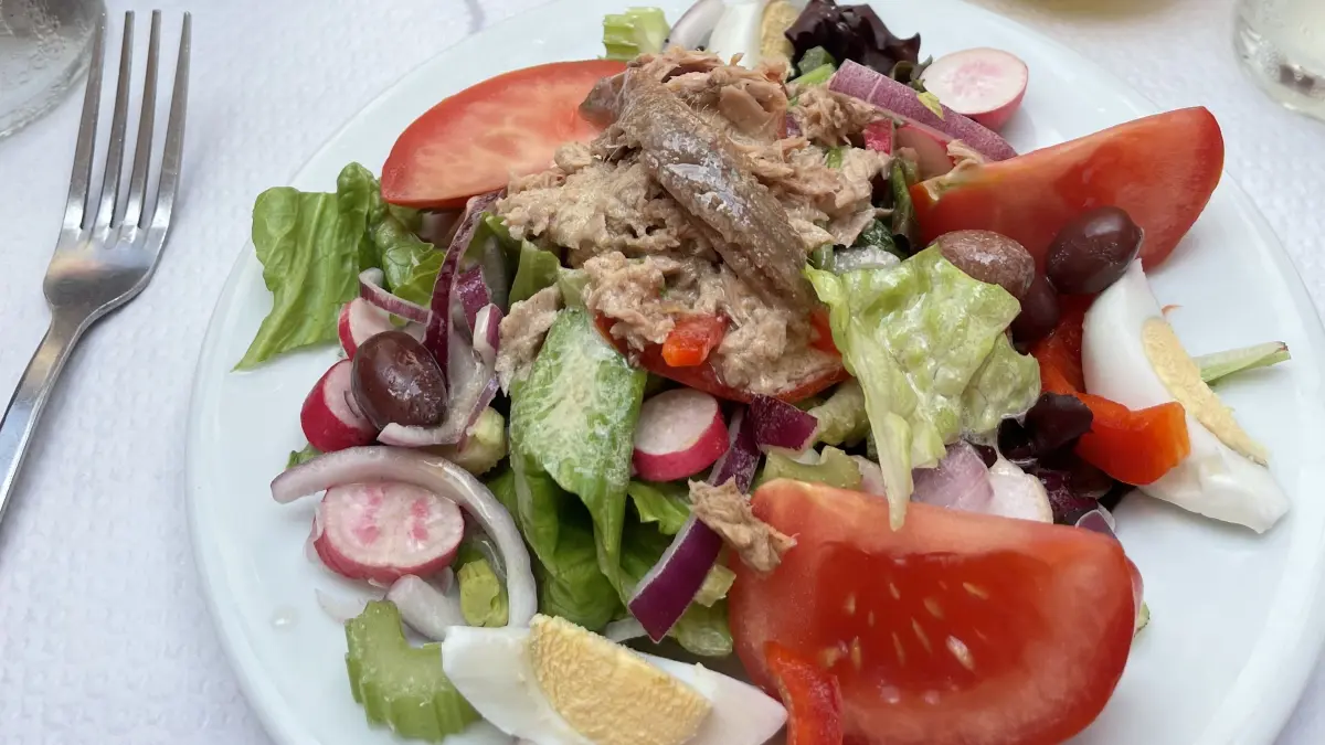 Darüber streiten sich die Geister, ob in einen Salade Nicoise Bohnen, Kartoffeln oder Artischocken gehören.