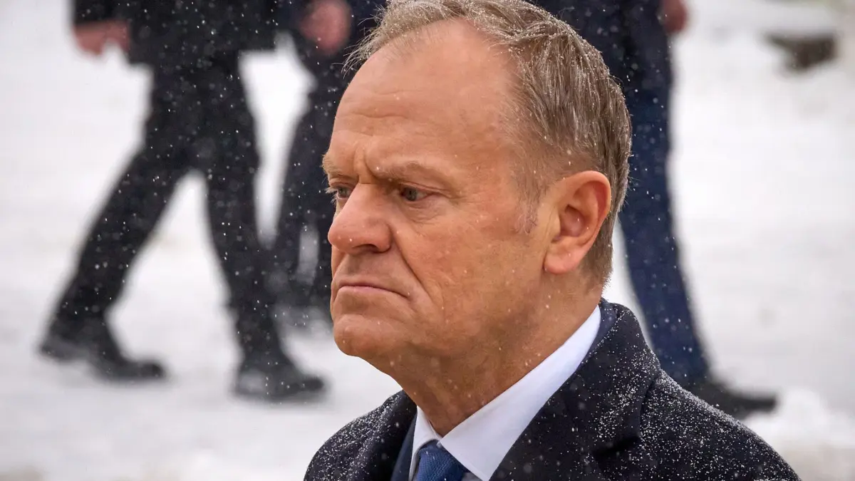 Tusk in der Ukraine: Der polnische Ministerpräsident Donald Tusk nimmt am Donnerstag an einer Gedenkfeier an der Gedenkmauer für die gefallenen Verteidiger der Ukraine in Kiew, teil. (zu dpa: «Tusk rechnet mit russischen Drohnen- und Raketenangriffen»)