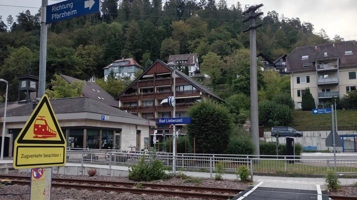 Die Züge der Kulturbahn sind nicht immer pünktlich. Auf dem Bild ist der Bahnhof in Bad Liebenzell zu sehen.