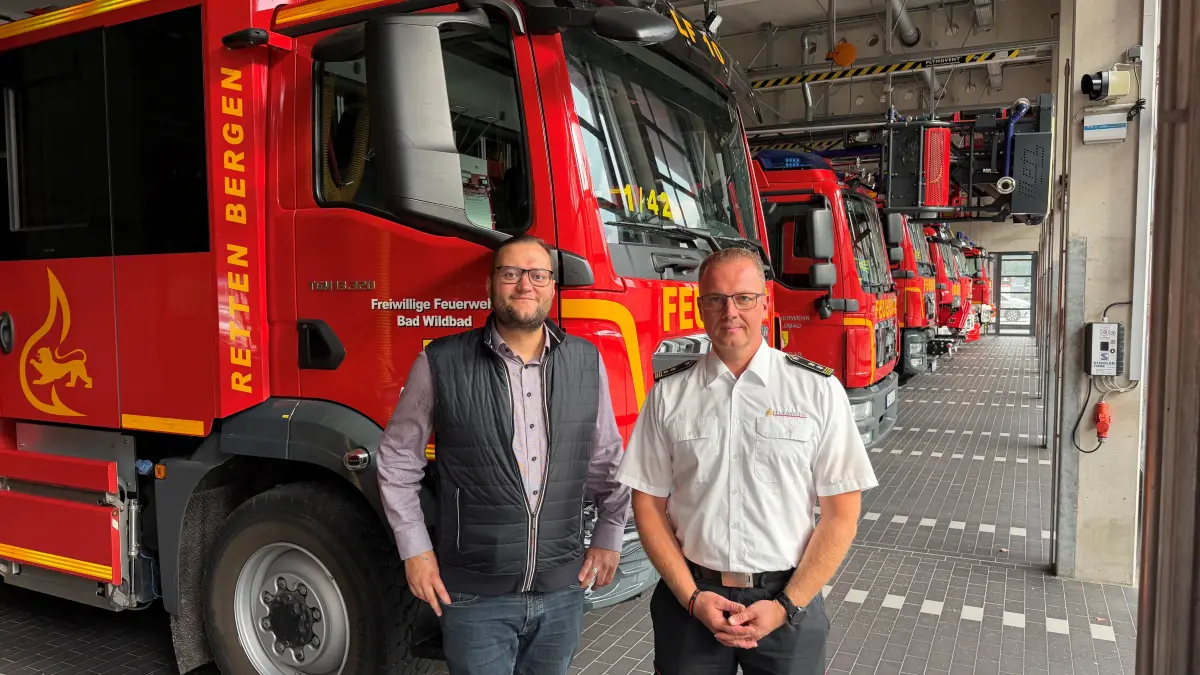 Feuerwehrkommandant Michael Rentschler (rechts) und Bürgermeister Marco Gauger in der Fahrzeughalle des Feuerwehrgerätehauses in Bad Wildbad.