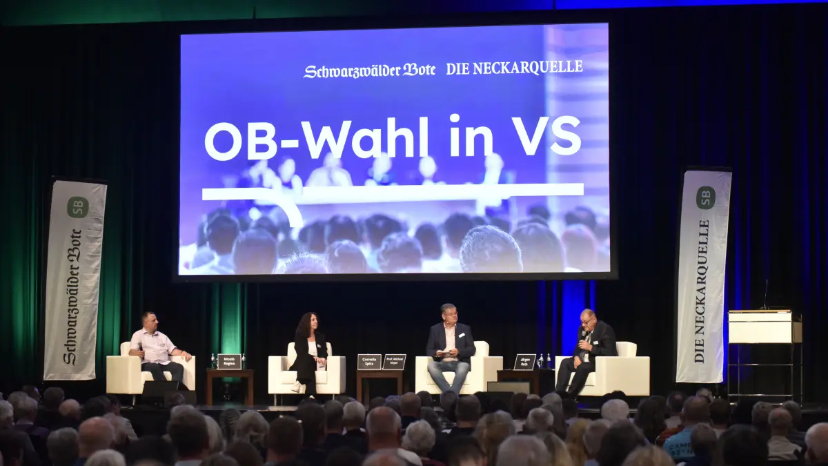 Auf dem Podium im Dialog in der Neckarhalle in Schwenningen: Die Bewerber um das Amt des Oberbürgermeisters Nicolò Regina (links) und Jürgen Roth (rechts). Sie stellten sich den Fragen von Cornelia Spitz und Michael Hoyer. Fotos: Roland Sigwart