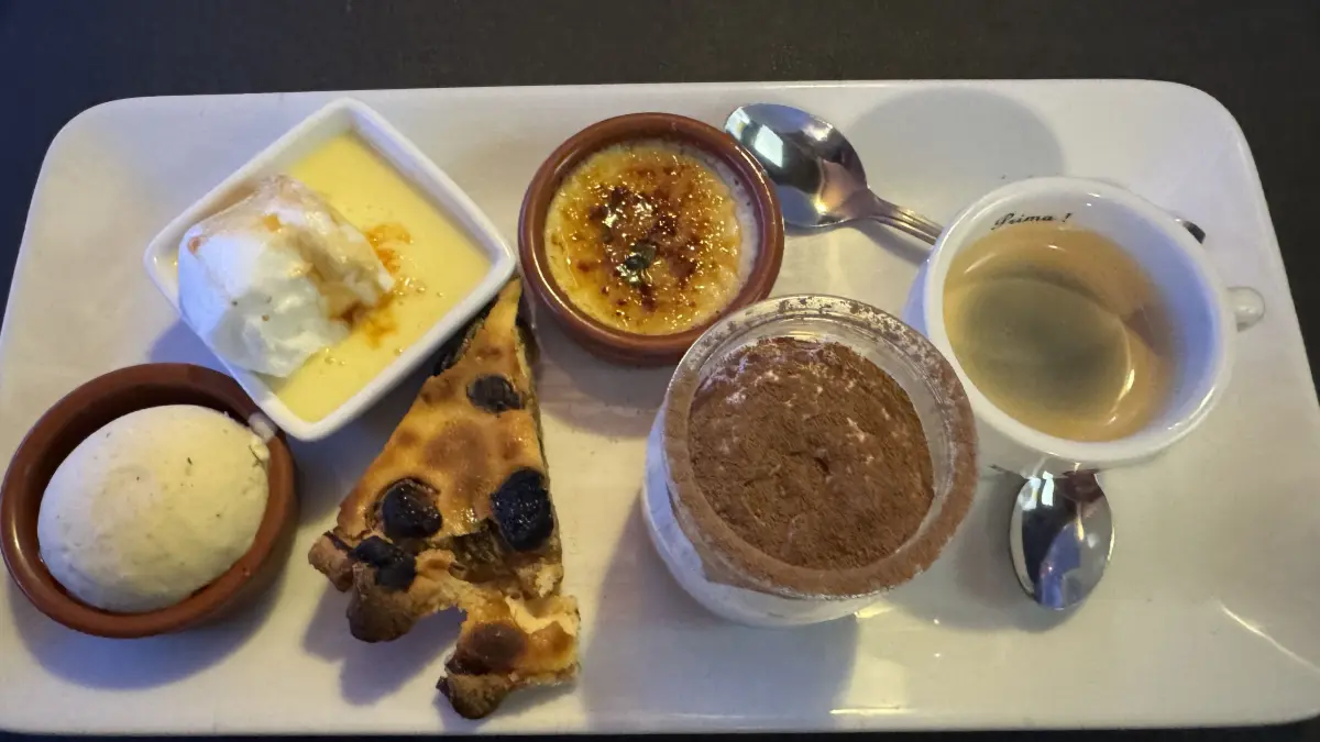 Ein Café Gourmande beinhaltet viele Dessertvariationen im Mini-Format.