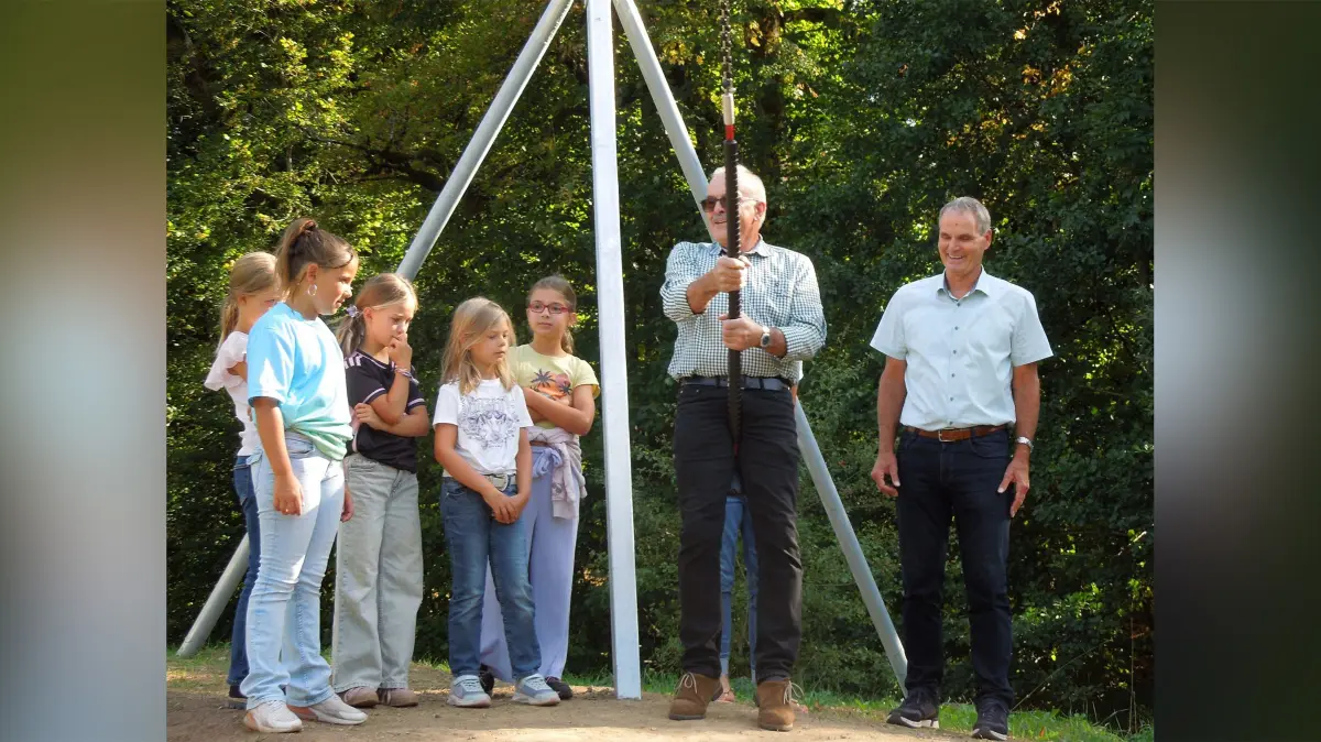 Bürgermeister Huber, rechts und Ortsvorsteher Georg Bronner testen den Spielplatz.