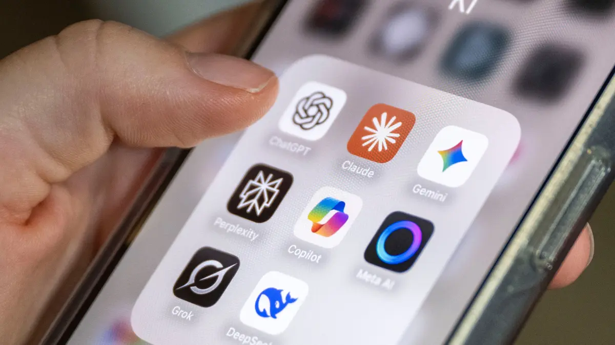 uf einem Smartphone-Bildschirm sind mehrere KI-Anwendungen zu sehen, darunter ChatGPT, Claude, Gemini, Perplexity, Microsoft Copilot, Meta AI, Grok und DeepSeek. Ein Mann versuchte, Antworten auf juristische Fragen zu erhalten und scheiterte damit vor Gericht.