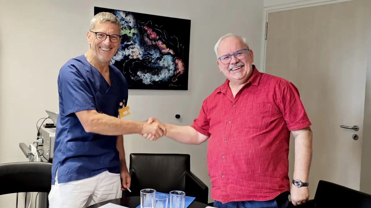 Nach dem Wechsel an der Spitze der Selbsthilfegruppe haben der neue Vorsitzende Günter Weiß (rechts) und Chefarzt Dr. Ulrich Haag die enge Zusammenarbeit zwischen Prostatakarzinomzentrum und Selbsthilfegruppe neu besiegelt.
