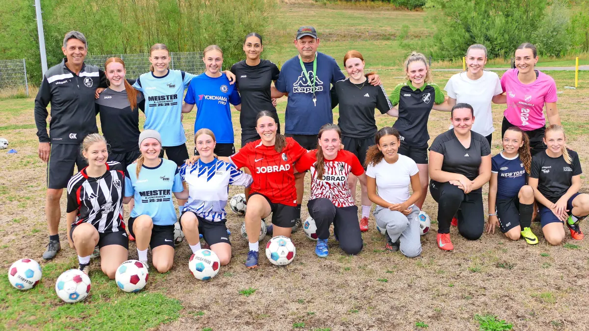 Am Dienstag und Freitag ist der Sportplatz in Hausen vor Wald ab 18 Uhr für das Training der C-Juniorinnen und Damen reserviert.