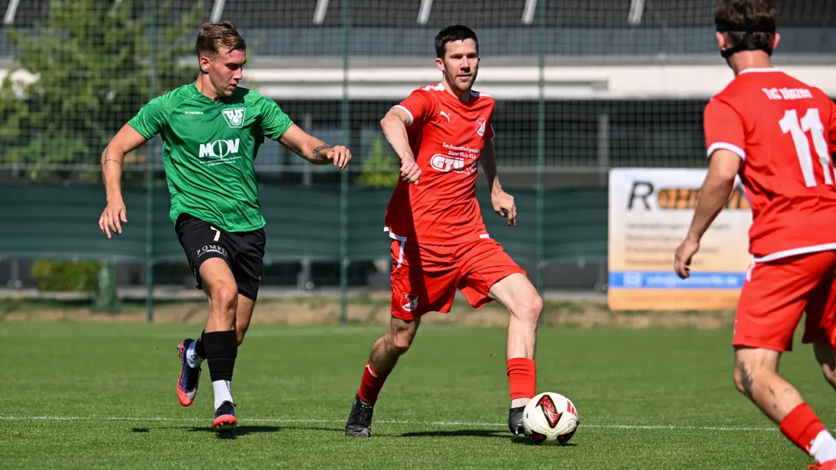 Lucas Thiel (am Ball) und der TuS Binzen erwarten einen Aufsteiger.