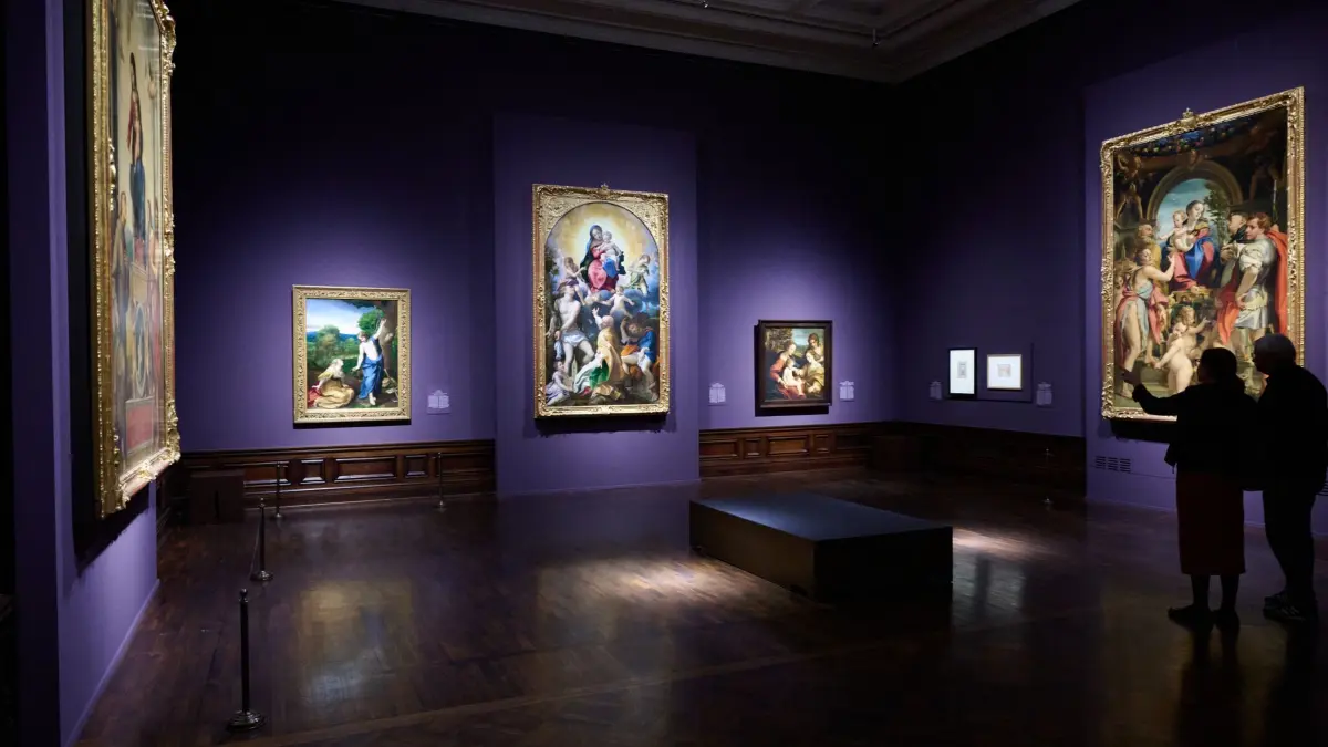 Ausstellung „Correggio. Berührend menschlich“: 17.09.2026, Sachsen, Dresden: Teilnehmer des Presserundgangs stehen in der Gemäldegalerie Alte Meister in der Ausstellung «Correggio. Berührend menschlich» in den Räumen vor den Bildern. Die Staatlichen Kunstsammlungen Dresden (SKD) zeigen vom 19. September 2026 bis zum 10. Januar 2027 die erste große Ausstellung zum Gesamtwerk des Malers Antonio Allegri, genannt Correggio, außerhalb Italiens. Es werden 100 Exponate gezeigt, darunter Gemälde, Zeichnungen, Druckgrafiken, Skulpturen und kunstgewerbliche Gegenstände. Foto: Robert Michael/dpa +++ dpa-Bildfunk +++
