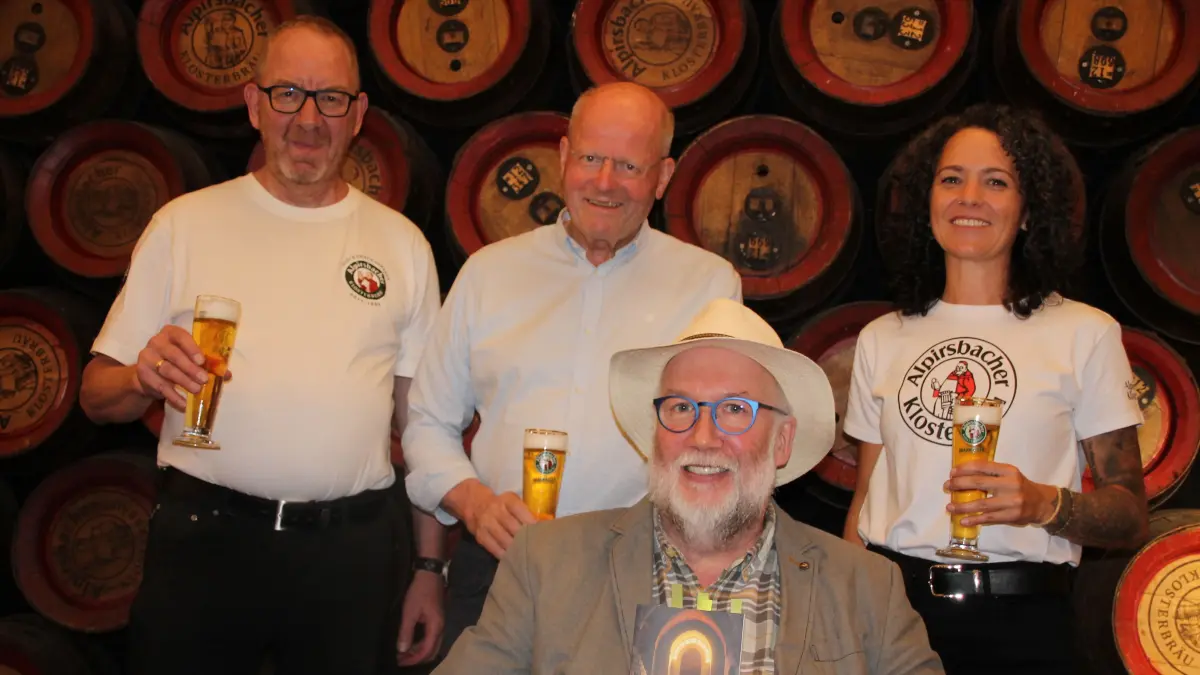 Autor Herbert Noack (sitzend) umgeben von (von links) Brauerei-Mitarbeiter Arnold Hirsemann, Brauerei-Inhaber Carl Glauner und Brauweltleiterin Daniela Pfeffer.