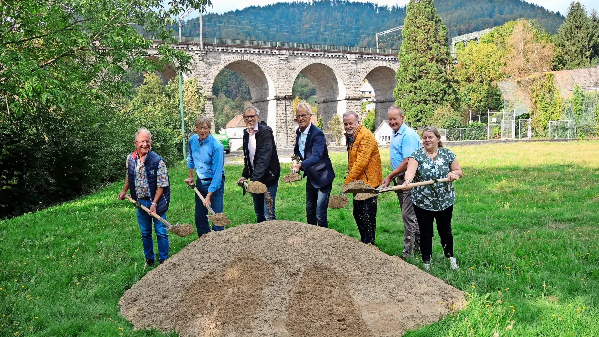 Das Bürgerprojekt "Fit & Kick" in Hornberg erhält viel Rückhalt in der Bevölkerung – der erste Spatenstich erfolgte am Mittwoch. Dabei waren Eckard King (von links), Stephan Moser, Bürgermeister Marc Winzer, Henry Heller, Franz Kook, Andreas Horn und Susanne Schwind.