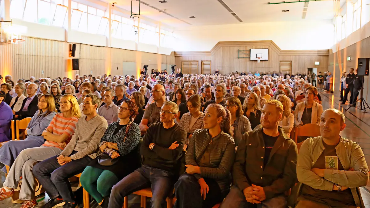 Mit fast 500 Besuchern war die Stadthalle am Mittwochabend voll besetzt.