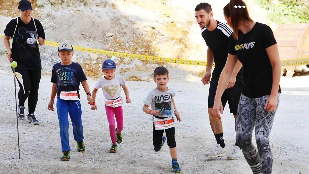 Was gibt es für Kinder Schöneres, als sich zu bewegen! Beim Muddy Älbler Kids-Lauf dürfen die jüngsten Teilnehmerinnen und Teilnehmer auch noch über Sandhügel klettern und durch Matschlöcher waten. Kinderherz – was willst Du mehr...