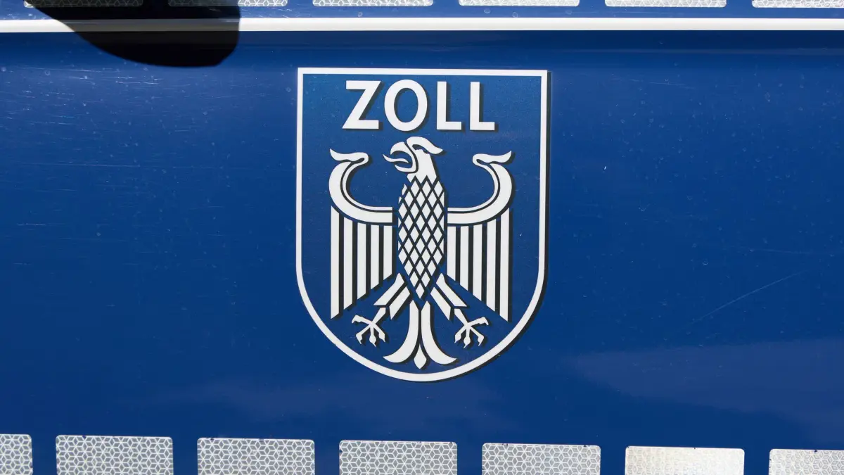 Zoll in Hamburg stellt Jahresbilanz für das Jahr 2025 vor: ARCHIV - 19.05.2026, Hamburg: Das Logo „Zoll“ mit Bundesadler ist auf einem Streifenwagen am Rande einer Pressekonferenz zu sehen. Der Zoll in Hamburg stellte seine Jahresbilanz für das Jahr 2025 vor. (zu dpa: «Zoll sichert 150.000 unversteuerte E-Zigaretten in Hamburg») Foto: Georg Wendt/dpa +++ dpa-Bildfunk +++