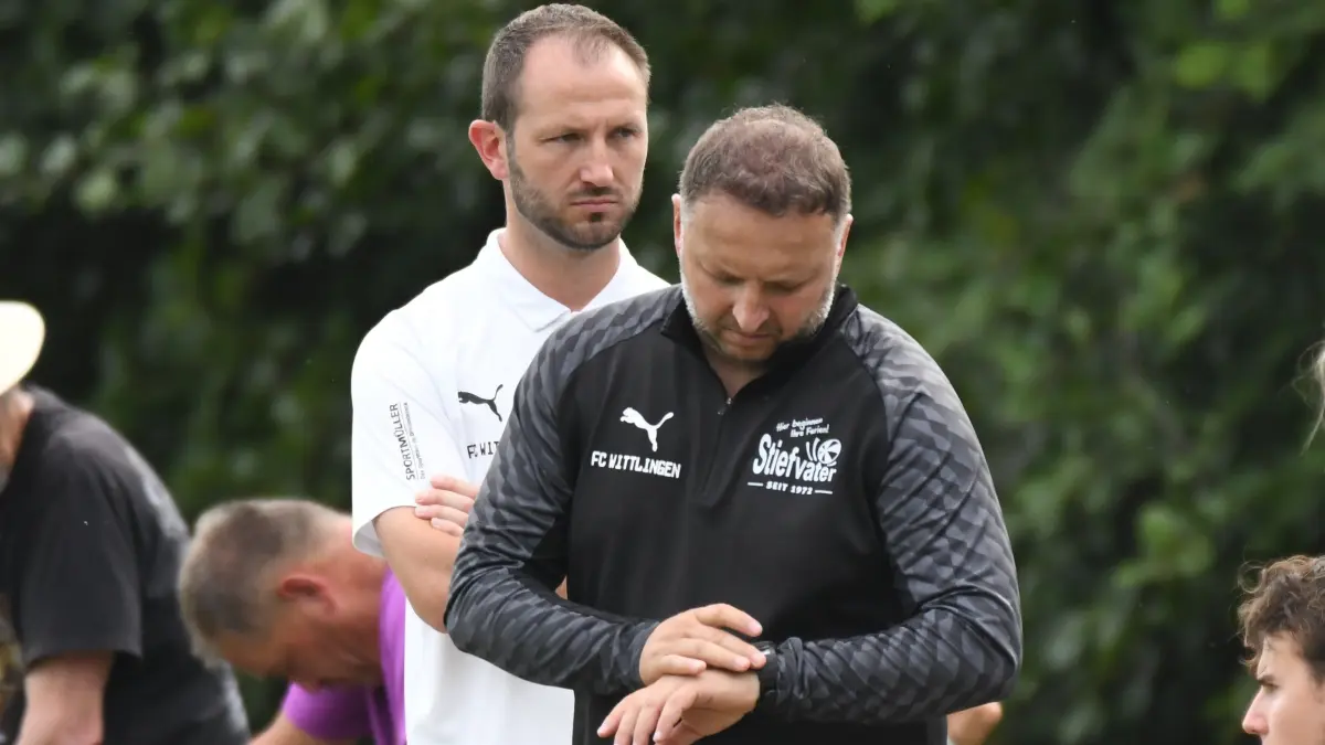 Zeit für das nächste Auswärtsspiel: Cheftrainer Fahredin Zikolli (vorne) und Co-Trainer Fabian Malzacher freuen sich auf das Gastspiel in Schopfheim.