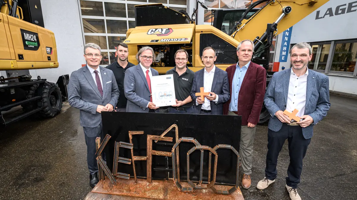 Landrat Thorsten Erny (von links), Echle-Geschäftsführer Florian Kappes, Regierungspräsident Carsten Gabbert, Echle-Geschäftsführer Jochen Echle, Dominik Fehringer (Nectanet), Fabian Burggraf (Klimapartner Südbaden) und Wolfachs Bürgermeister Thomas Geppert freuten sich beim Vor-Ort-Termin in Wolfach.