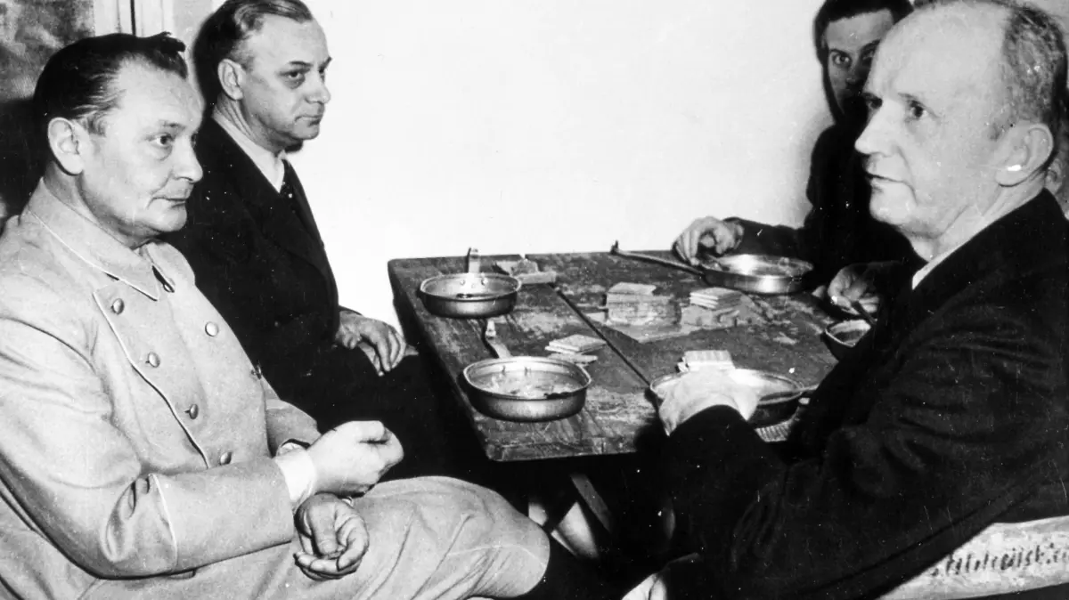 Göring (v. li.), Rosenberg, Admiral Dönitz und von Schirach.
