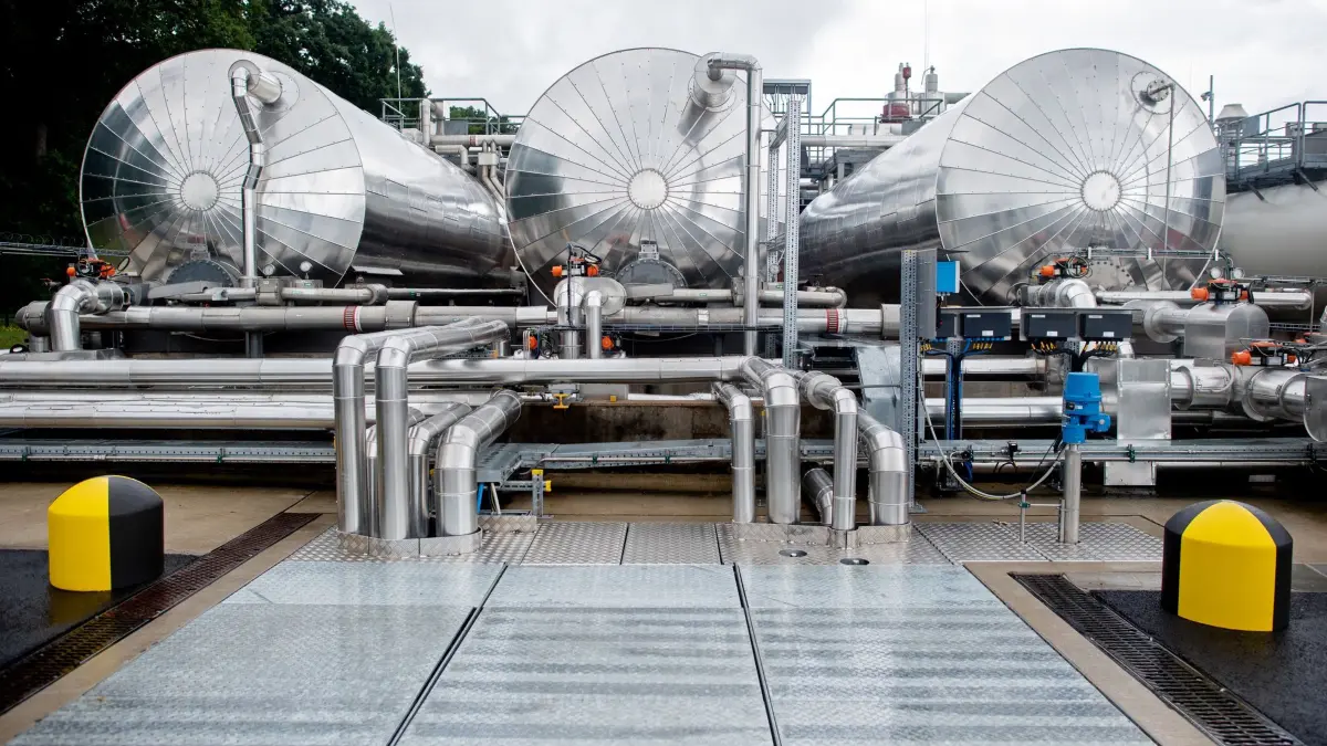 Erdgasspeicher Rehden: ARCHIV - 07.07.2025, Niedersachsen, Rehden: Technische Anlagen zur Ein- und Ausspeicherung von Erdgas, darunter mehrere Prozesswassertanks, stehen auf dem Gelände des Erdgasspeichers Rehden der SEFE Storage GmbH. Bei der Speicheranlage handelt es sich um den größten Erdgasspeicher in Westeuropa. (zu dpa: «Gasspeicher sorgen für Nervosität - welche Rolle haben sie?») Foto: Hauke-Christian Dittrich/dpa +++ dpa-Bildfunk +++