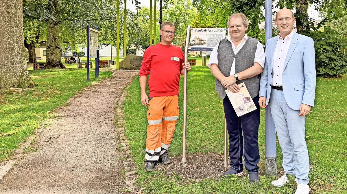 Nun steht das letzte der historischen Hinweisschildern beim Fundbohrloch. Das Aufstellen erledigte Bauhofleiter Michael Liedtke (von links); die Gestaltung der Schilder und die Initiative dazu lag bei Jürgen Kauth, dem Vorsitzender des Geschichts- und Heimatvereins und über das neue Schild freut sich Bürgermeister Jonathan Berggötz.