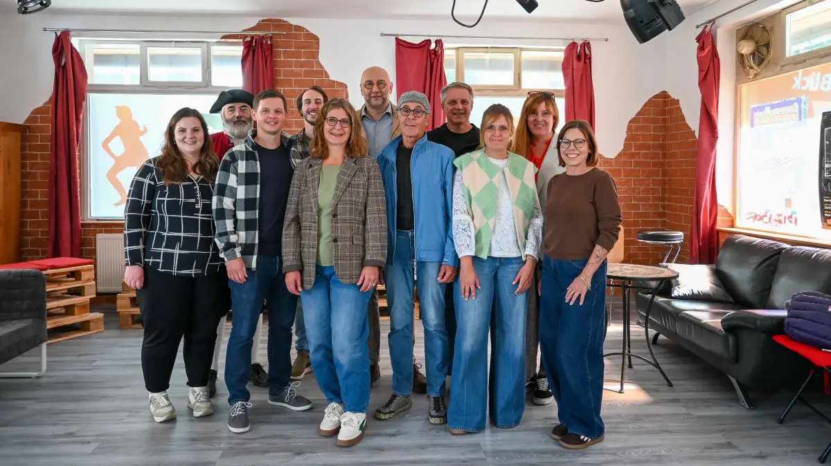 Hoffen auf viele Besucher, tolles Wetter und eine hohe Spendensumme (von links: Lara Heigl (Schriftführerin Theater am Turm/TaT), Stadtführer Jörg Westermann, Leslie Ade (Vorsitzender TaT), Christian Fleig (Kaufmännische Leitung TaT, ab Oktober Inhaber Kaffeemacher), Jeanette Brüderle (Vize-Vorsitzende Sternenkinder Villingen-Schwenningen), Michael Neuenhagen (Marketingleiter Bad Dürrheimer Mineralbrunnen GmbH), Michael Schonhardt (Vorsitzender Schlaraffia Ad Villingam), Jörg Kluge (Vize-Vorsitzender TaT), Regina Hermle (Abteilungsleitung Tourismus und Freizeit, WIR VS GmbH), Henriette Stanley (Geschäftsführerin Wirtschaftsförderung SBH) und Karin Pehlić (Büro- und Veranstaltungsmanagement Wirtschaftsförderung).