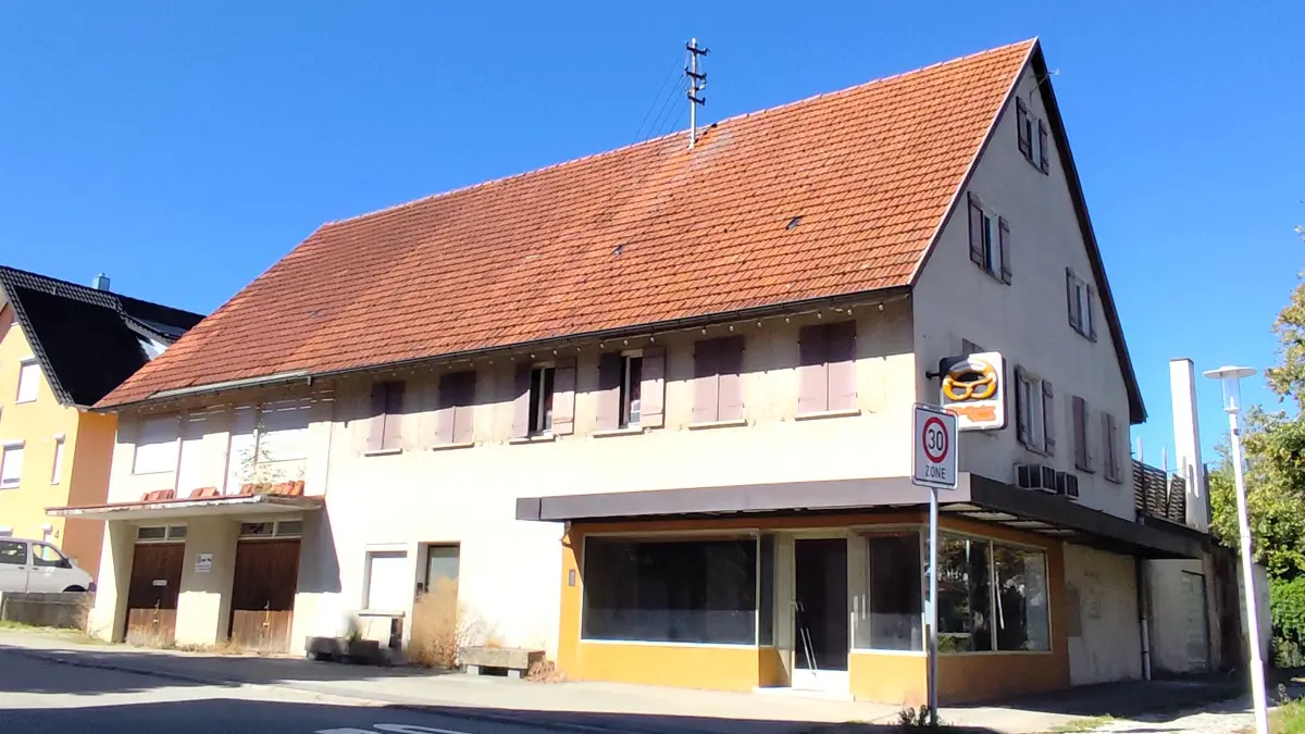 Voraussichtlich im Winter/Frühjahr 2027 wird das Gebäude der ehemaligen Bäckerei Pfründer abgerissen. Zu einem späteren Zeitpunkt soll es wieder bebaut werden.