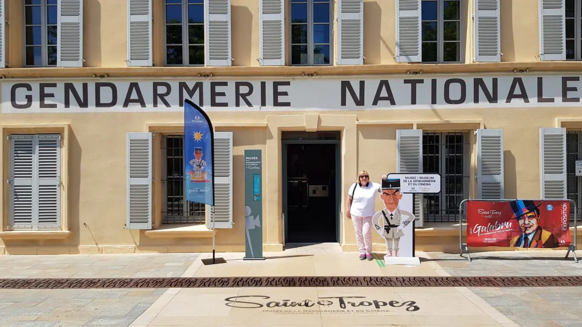 Eintauchen in die Welt des Gendarmen von Saint-Tropez kann man inzwischen im Museum, das einst Filmkulisse war und tatsächlich einmal die echte Gendarmerie beherbergte, bevor es einen Neubau gab.