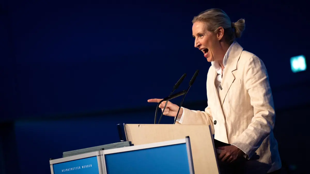 Landtagswahlkampf in Mecklenburg-Vorpommern - AfD: 18.09.2026, Mecklenburg-Vorpommern, Neubrandenburg: Alice Weidel, AfD-Bundesvorsitzende, hält bei der Wahlkampf-Abschlussveranstaltung der AfD Mecklenburg-Vorpommern in Neubrandenburg eine Rede. Foto: Philip Dulian/dpa +++ dpa-Bildfunk +++