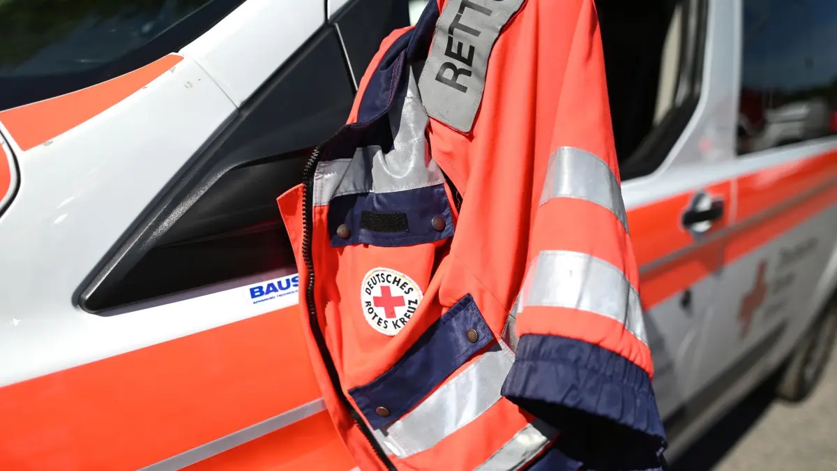 Rettungsdienst: ARCHIV - 01.06.2019, Baden-Württemberg, Freiburg: Eine Jacke eines Rettungssanitäters des Deutschen Roten Kreuzes hängt am Fenster eines Krankenwagens. (zu dpa: «Elfjährige von Bus erfasst und schwer verletzt») Foto: Patrick Seeger/dpa +++ dpa-Bildfunk +++