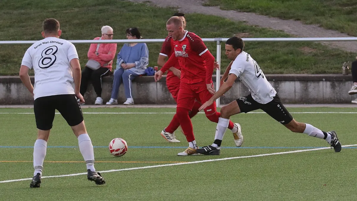 Die Spvgg Wart/Ebershardt (weiße Trikots) unterlag dem FV Calw mit 2:6.