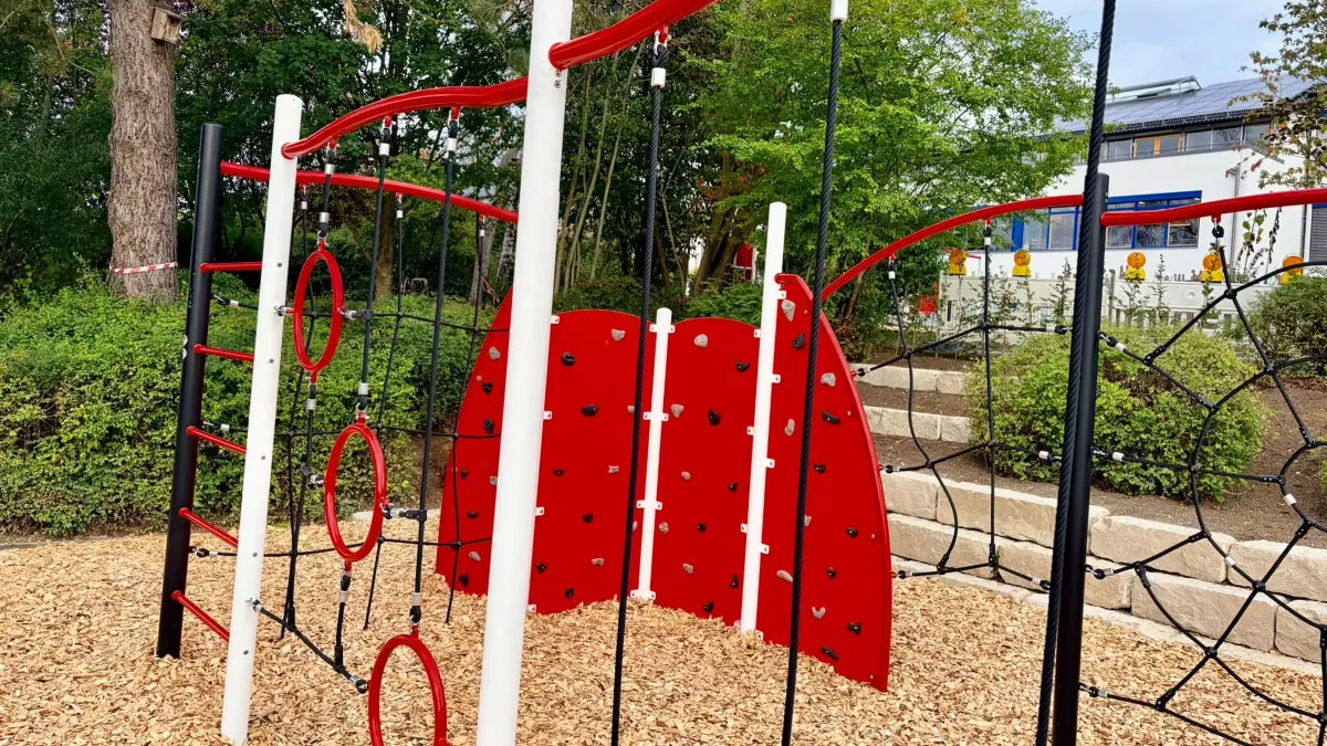 Klettern, hangeln und balancieren: Der neue Bewegungsbereich auf dem Schulhof der Grundschule Empfingen bietet den Kindern zahlreiche Möglichkeiten, ihre Geschicklichkeit zu testen.