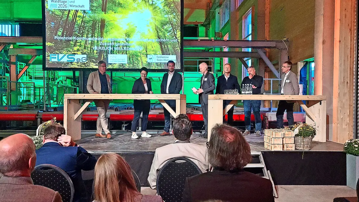 Ulrich Schraml (Leiter der FVA, von links) Heimatministerin Marion Gentges, Adrian Sonder (Forstkammer), Moderator Ulrich Wippel, FVS-Vorstand Joachim Prinzbach, Herbert Duttlinger von der Firma Holzbau, Bruno Kaiser und Manfred Echtle vom Sägewerk Echtle bei der Podiumsidkussion