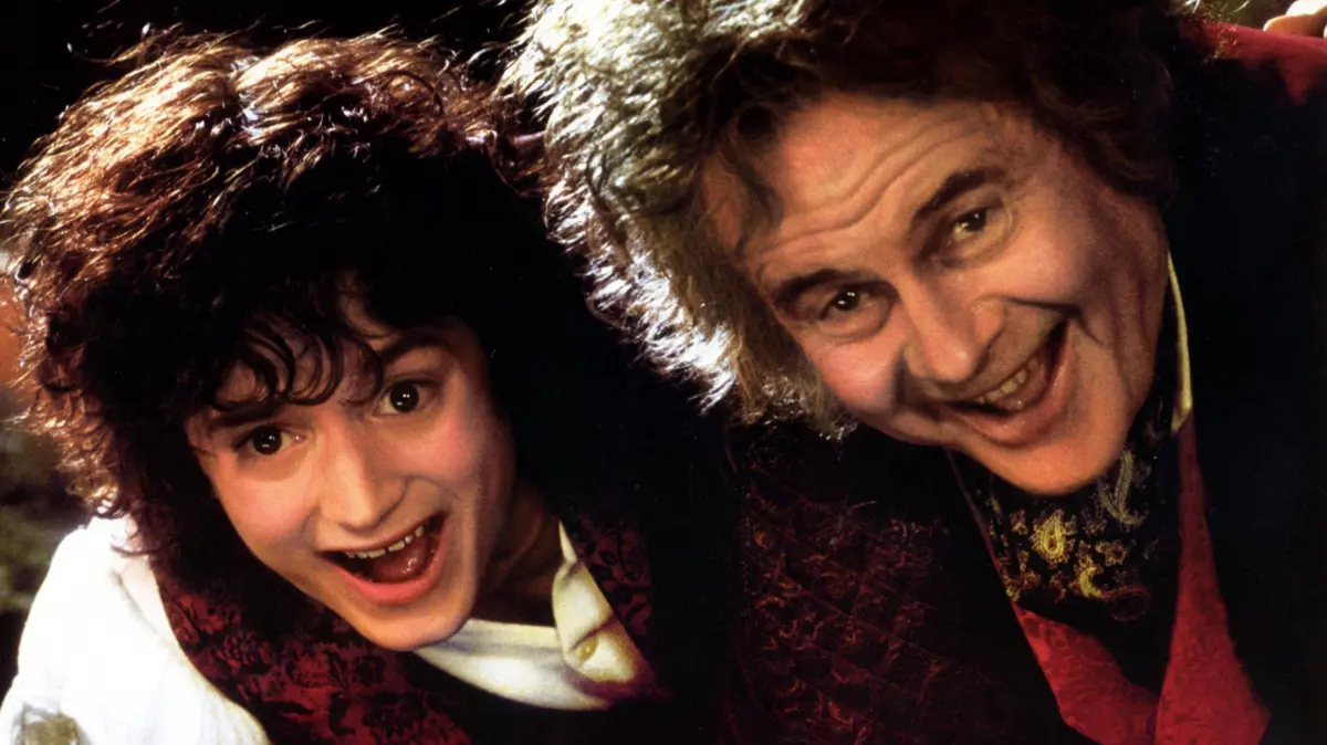 Ian Holm als Bilbo Baggins (re.) und Elijah Wood als Frodo in der Film-Trilogie "The Lord of the Rings". OF THE RINGS: THE FELLOWSHIP OF THE RING ELIJAH WOOD as Frodo, IAN HOLM as Bilbo Baggins