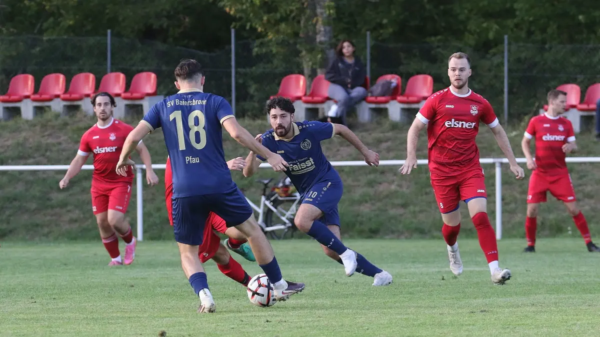 Aufsteiger VfL Ostelsheim (in Rot) holte einen Punkt gegen den SV Baiersbronn.