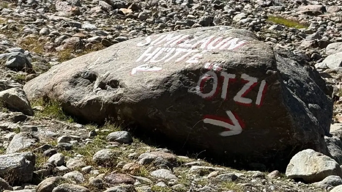 Ein Stein markiert den Weg zur Fundstelle der Gletschermumie Ötzi.