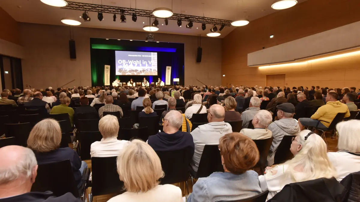 Bei der Podiumsdiskussion zur OB-Wahl in VS schauten etliche Besucher im Saal zu, und noch mehr im Internet - ein Pluspunkt in Sachen Demokratie.