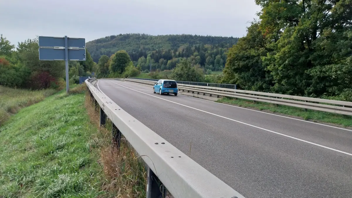 Diese Brücke nahe des Badkaps im Verlauf der B 463 könnte mit dem Bau der Lautlinger Ortsumgehung entfallen.