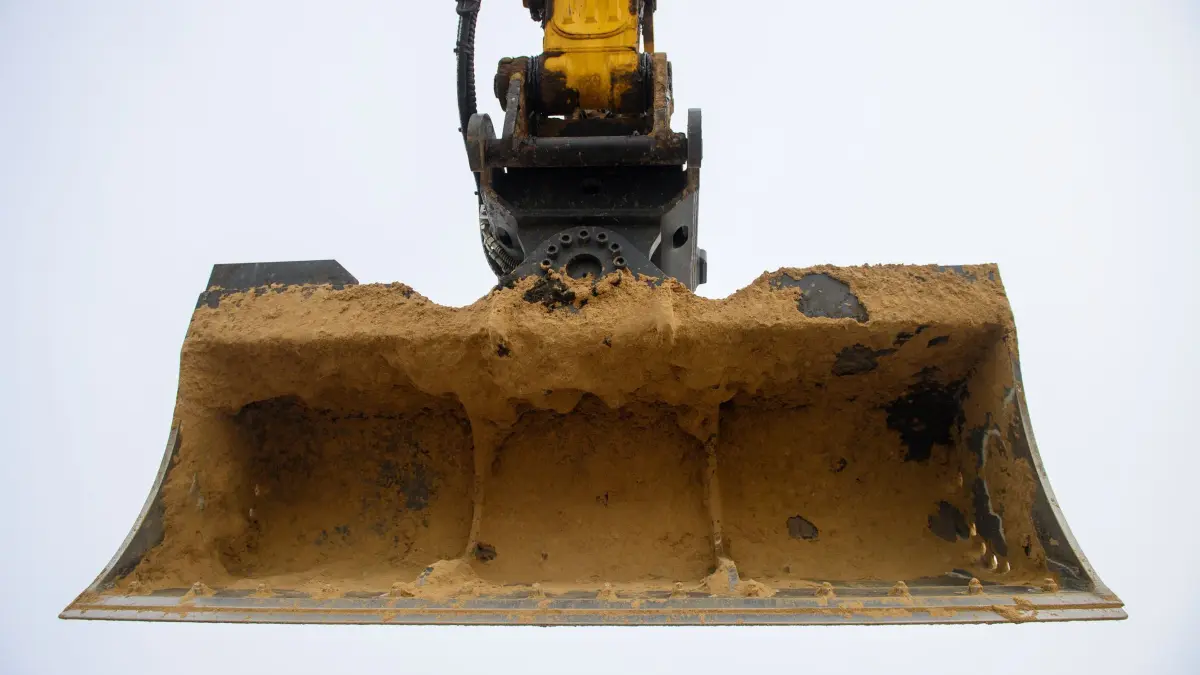 Baggerschaufel: Die Schaufel eines Baggers ragt auf einer Baustelle in den Himmel. (zu dpa: «Leitung abgerissen – Bewohner stundenlang ohne Strom»)